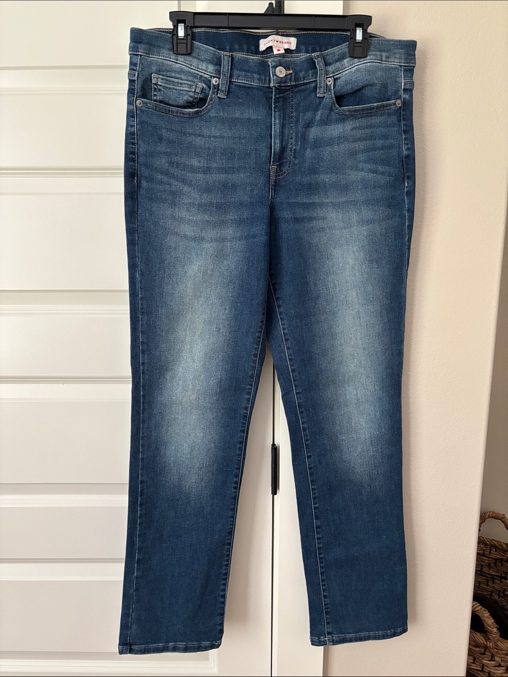 Lucky Brand ☘️ Straight Jeans in Med/Dark Blue